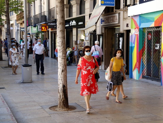 People walking down a street in the center of Lleida on July 4, 2020 (by Anna Berga)